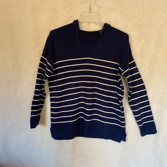 Tahari lightweight hoodie sweater - Picture 3 of 13